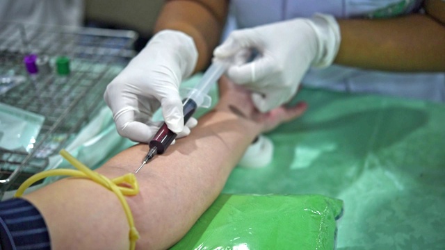亚洲人在医院做健康验血视频下载