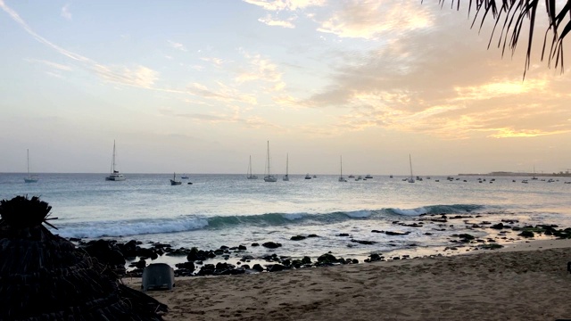 热带海域海岸线上的船只视频素材