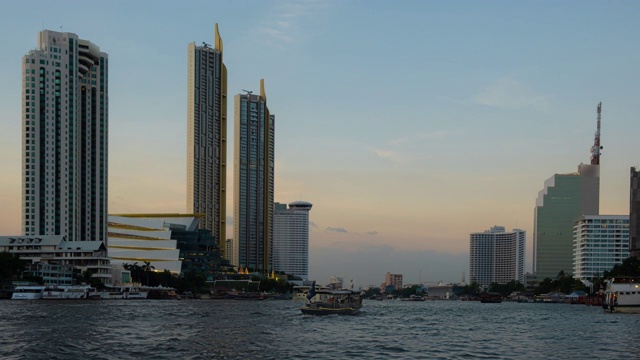 4K时间流逝，曼谷的建筑，湄南河上的船只交通，曼谷市中心，泰国视频素材