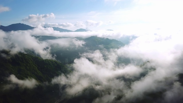 鸟瞰图的早晨雾在山区视频素材