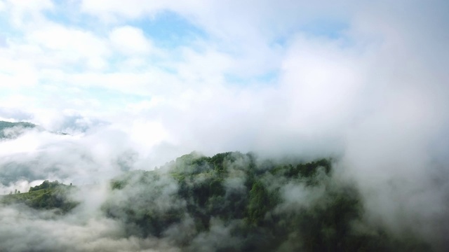 鸟瞰图的早晨雾在山区视频素材