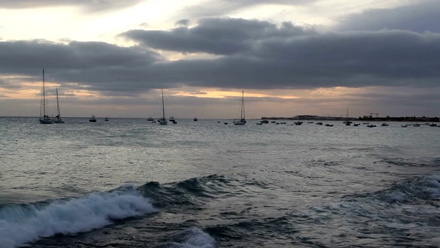 热带海域海岸线上的船只视频素材