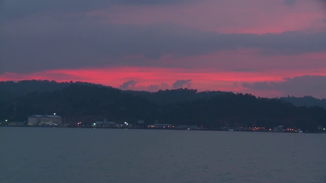 海岸线上的建筑，粉红色的天空视频素材