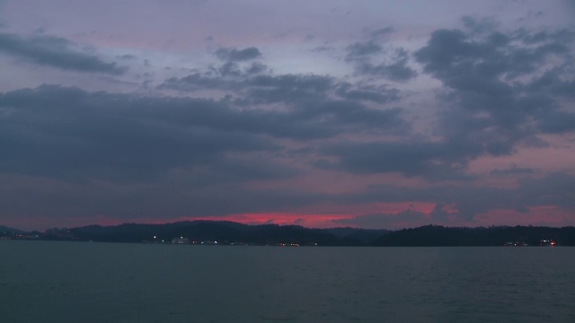 海上和海岸线上的夕阳视频素材