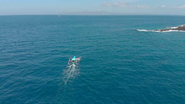 航拍巴厘岛传统船只在公海上。印尼之旅概念视频素材