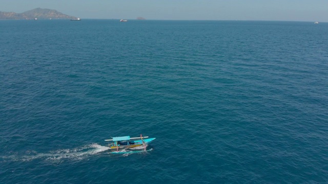 航拍巴厘岛传统船只在公海上。印尼之旅概念视频素材