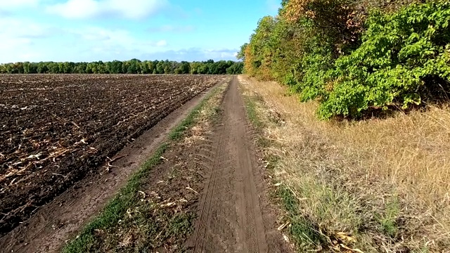 机场和耕地之间的乡村公路视频素材