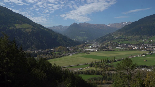 南蒂罗尔Dolomites山谷的全景视频下载