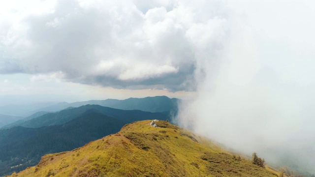 飞越美丽的山峰视频素材