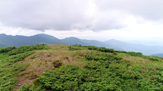 绕着风景如画的山飞行视频素材