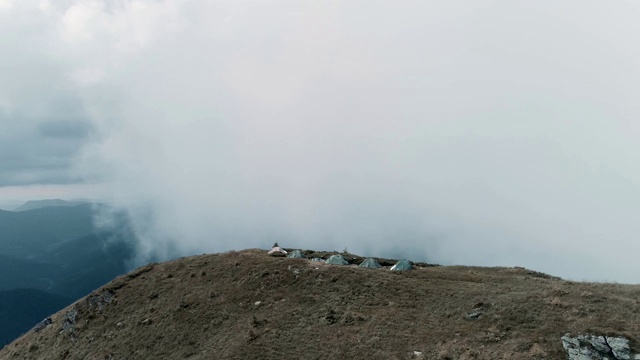 在风景如画的山上飞行视频素材