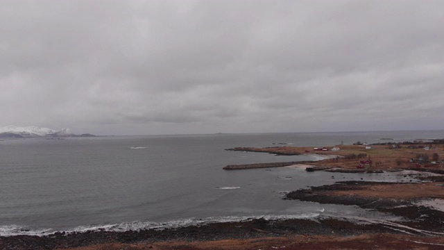 北冰洋边缘的冰冻景观，海浪冲击着海岸。视频下载