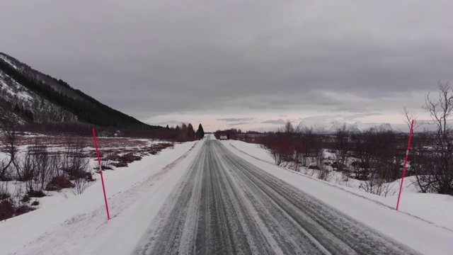 无人驾驶飞机在罗浮敦群岛的一条冰冻和孤立的道路上空飞行视频素材