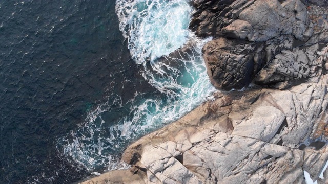 海浪冲击着海边的岩石视频下载