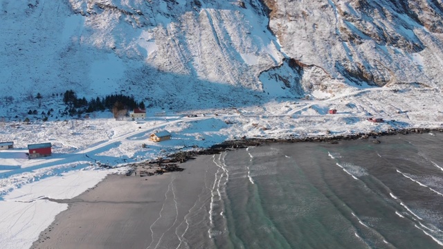 挪威罗浮敦群岛的海滩上覆盖着积雪。视频下载