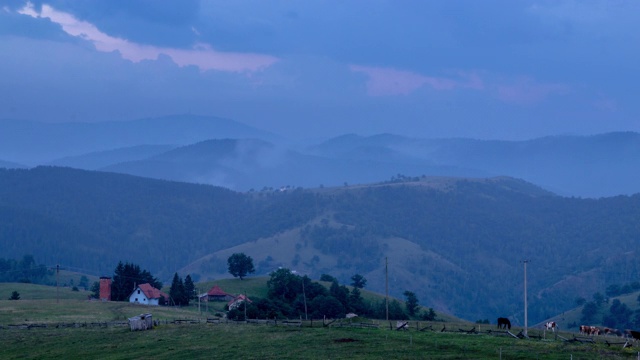 4K时间推移视频的山景观与一个小山的背景。视频素材