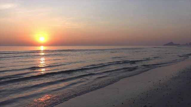 美丽的日出或日落与黄昏的天空在海滩的背景视频素材