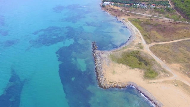 空旷的沙滩，宽阔的海滩和大海有着不同深浅的蓝色。空中无人机视频视频素材