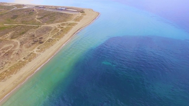 空旷的沙滩，宽阔的海滩和大海有着不同深浅的蓝色。空中无人机视频视频素材