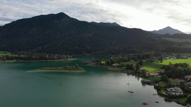 Tegernsee,德国。Tegernsee湖在rottachegern(巴伐利亚)，德国靠近奥地利边境。鸟瞰图的湖“泰根西”在阿尔卑斯山的巴伐利亚。坏Wiessee。巴伐利亚州的泰根西湖。视频素材