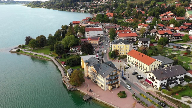 Tegernsee,德国。Tegernsee湖在rottachegern(巴伐利亚)，德国靠近奥地利边境。鸟瞰图的湖“泰根西”在阿尔卑斯山的巴伐利亚。坏Wiessee。巴伐利亚州的泰根西湖。视频素材