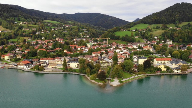 Tegernsee,德国。Tegernsee湖在rottachegern(巴伐利亚)，德国靠近奥地利边境。鸟瞰图的湖“泰根西”在阿尔卑斯山的巴伐利亚。坏Wiessee。巴伐利亚州的泰根西湖。视频素材