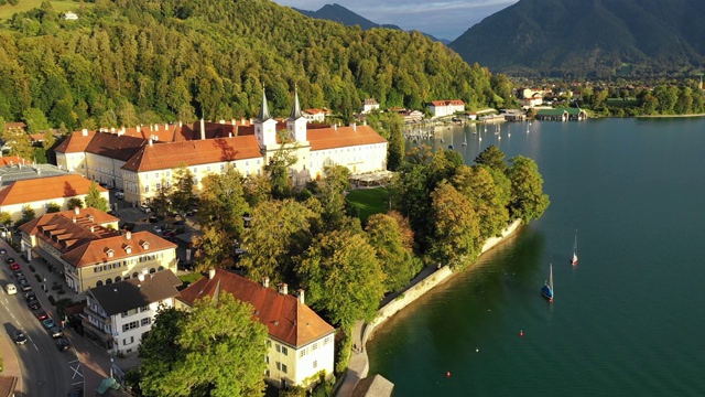 Tegernsee,德国。Tegernsee湖在rottachegern(巴伐利亚)，德国靠近奥地利边境。鸟瞰图的湖“泰根西”在阿尔卑斯山的巴伐利亚。坏Wiessee。巴伐利亚州的泰根西湖。视频素材