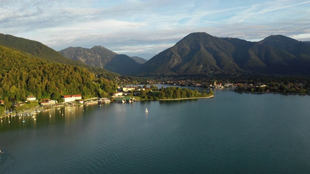 Tegernsee,德国。Tegernsee湖在rottachegern(巴伐利亚)，德国靠近奥地利边境。鸟瞰图的湖“泰根西”在阿尔卑斯山的巴伐利亚。坏Wiessee。巴伐利亚州的泰根西湖。视频素材