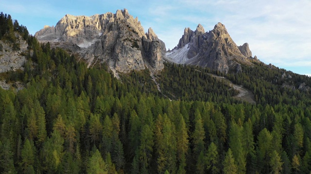 拉瓦雷多城市国家公园的安托诺湖。Auronzo, Misurina, Dolomiti阿尔卑斯山，南蒂洛尔，意大利，欧洲。安托诺湖和著名的拉瓦雷多峰白云石。白云石山脉视频素材