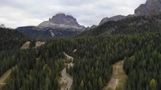 拉瓦雷多城市国家公园的安托诺湖。Auronzo, Misurina, Dolomiti阿尔卑斯山，南蒂洛尔，意大利，欧洲。安托诺湖和著名的拉瓦雷多峰白云石。白云石山脉视频素材