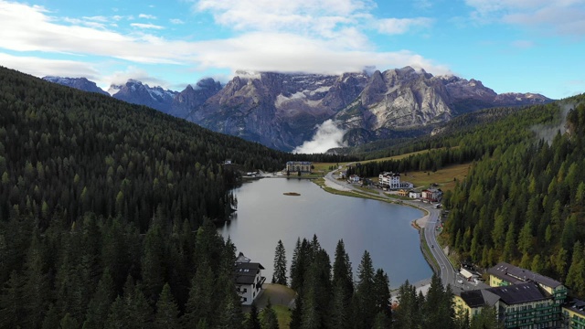 令人惊叹的风景米苏里纳湖与白云石山的背景，意大利。意大利东白云石旅游目的地全景自然景观。Dolomites的Misurina湖。意大利视频素材