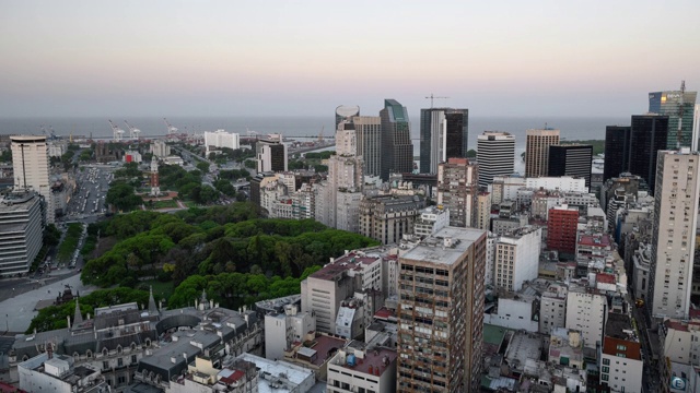 宽镜头的城市时间从白天到夜晚与金色的日落光视频下载