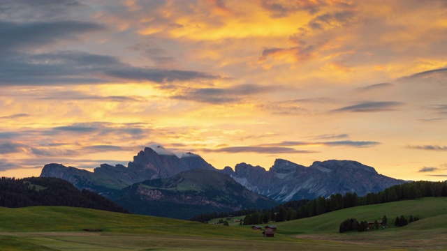 意大利Dolomites，日落时的4K Seiser Alm视频素材