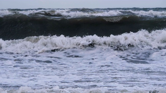 极其巨大的海浪冲击海岸，太平洋美丽的海浪。超级慢动作。暴风雨中的海浪。强烈的海洋热带飓风。全球变暖。恶劣天气气旋飓风风。视频素材