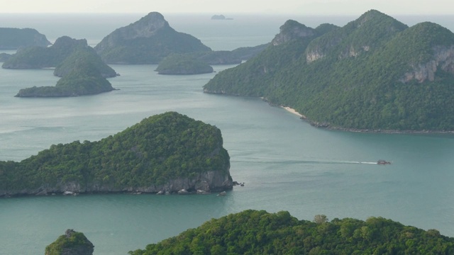 鸟瞰图鸟瞰图的海洋岛屿在昂通国家海洋公园附近的旅游天堂苏梅岛热带度假胜地。泰国湾的群岛。田园诗般的自然背景视频素材