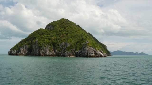 一组海岛在昂通国家海洋公园附近的苏梅岛天堂热带旅游胜地。泰国湾的群岛。田园诗般的绿松石海洋自然背景与复制空间视频素材