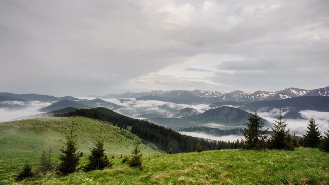 时间流逝在山顶与风景运行云通过山脉。视频素材