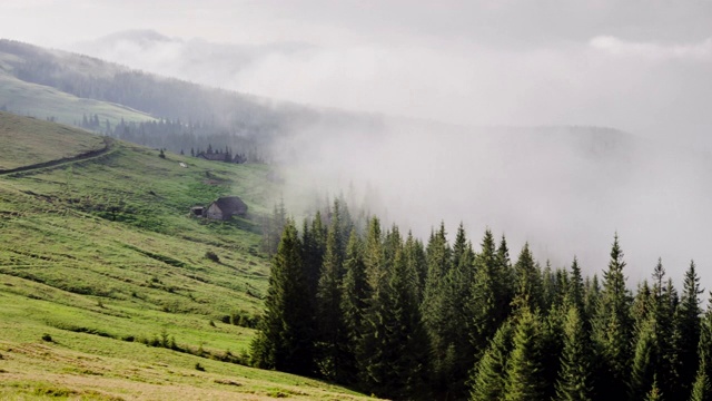 乌克兰喀尔巴阡山脉与村庄在一个风景如画的山谷森林丘陵。间隔拍摄。视频素材