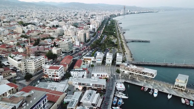 塞浦路斯利马索尔市海岸的鸟瞰图视频素材