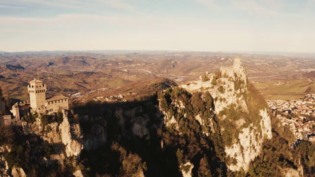 在早晨日落的圣马力诺山泰坦诺/圣马力诺鸟瞰图。视频素材