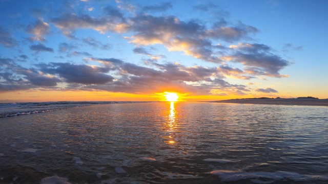 云在天空中移动，在涨潮时反射成海浪。时间流逝视频素材