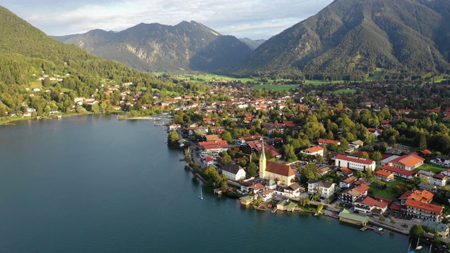 Tegernsee,德国。Tegernsee湖在rottachegern(巴伐利亚)，德国靠近奥地利边境。Tegernsee湖在巴伐利亚阿尔卑斯山的鸟瞰图。坏Wiessee。巴伐利亚州的泰根西湖。视频素材