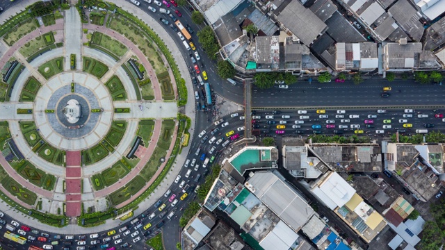 夜间城市街道交通的超延时。高速公路交通鸟瞰图和俯视图，4K。视频素材