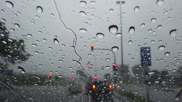 雨落在汽车挡风玻璃上视频素材