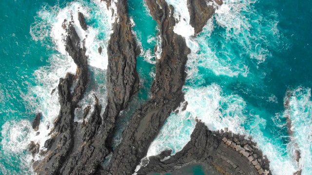 葡萄牙马德拉岛岩石中的天然火山游泳泻湖视频下载