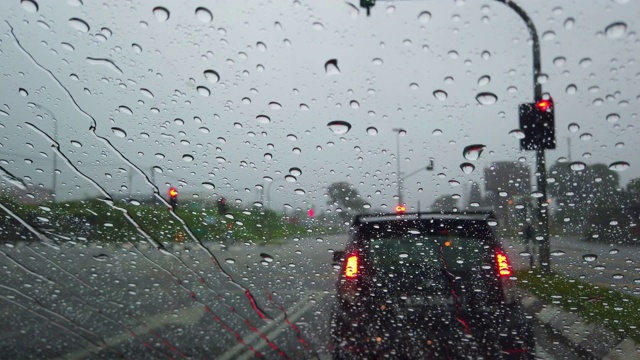 雨滴落在汽车挡风玻璃上视频素材