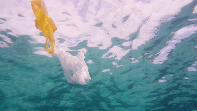 塑料袋在海里视频素材