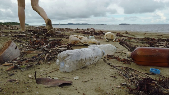 游客在海滩上乱丢垃圾视频素材