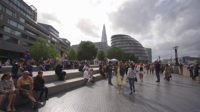 伦敦河畔漫步泰晤士河，波特菲尔德公园和市政厅，Southwark，伦敦，英国，欧洲视频素材