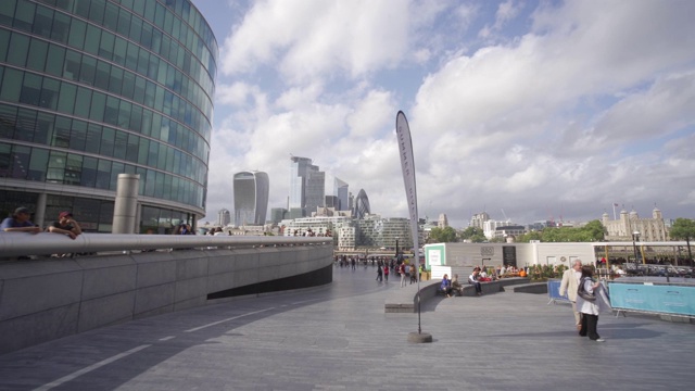 伦敦河畔漫步泰晤士河，波特菲尔德公园和市政厅，Southwark，伦敦，英国，欧洲视频素材